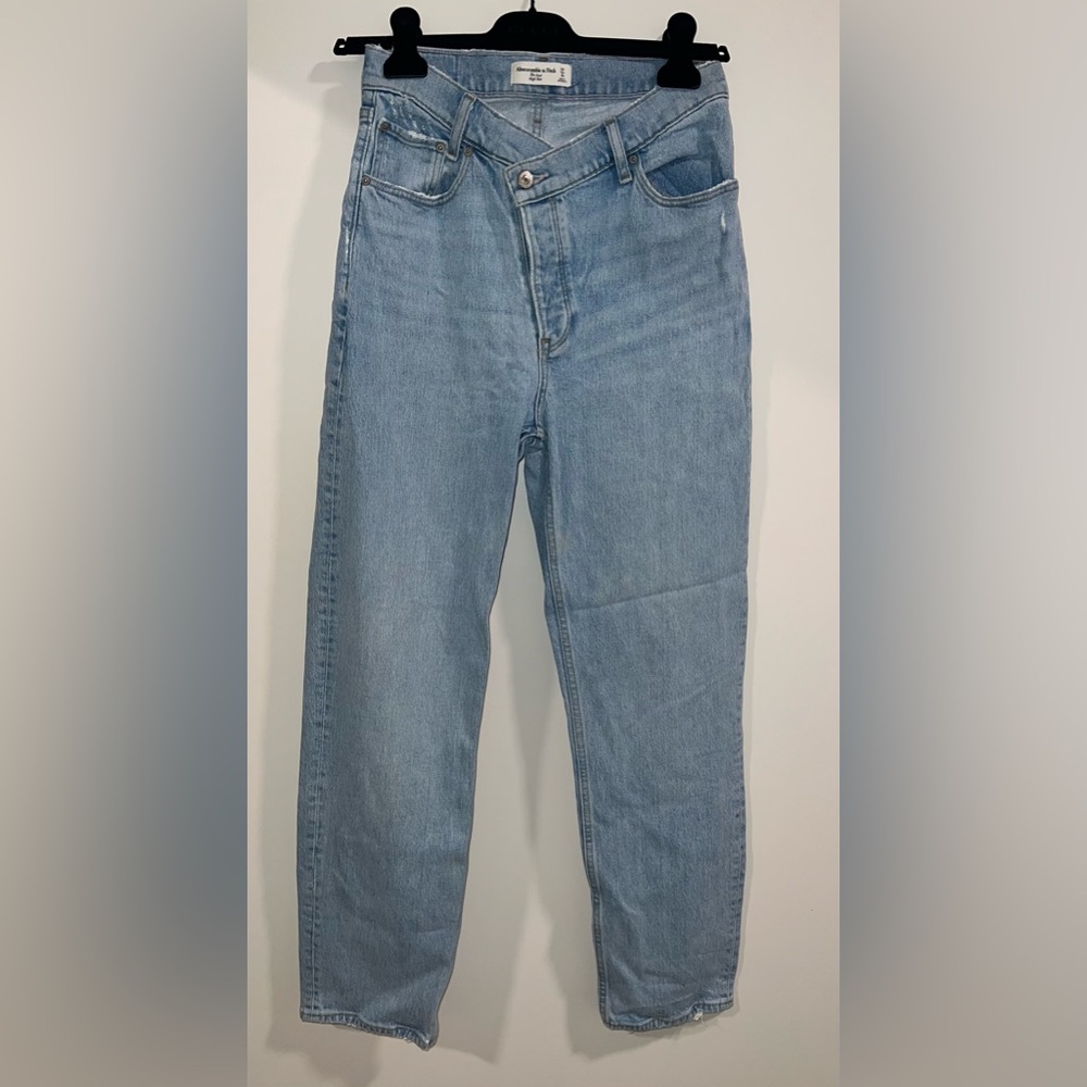 Abercrombie Ultra High Rise 90s Straight Jean - Picture 8 of 9